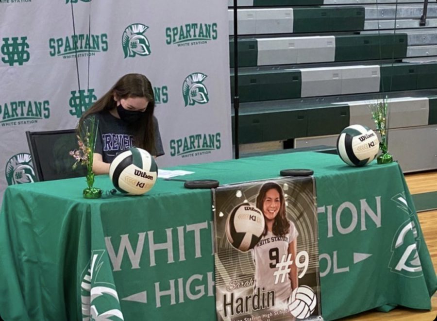 Sarah+Hardin+autographs+a+letter+of+intent+at+her+signing+party.+In+the+fall+she+will+attend+Trevecca+Nazarene+University%2C+where+she+received+an+athletic+scholarship+for+their+volleyball+team.