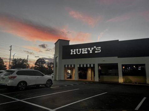 Only a three minute drive from the school, Huey’s, a city favorite, sits comfortably on Poplar Avenue. While dining in may prompt a few minutes wait,  once seated, customers enjoy their food to their hearts content. 
